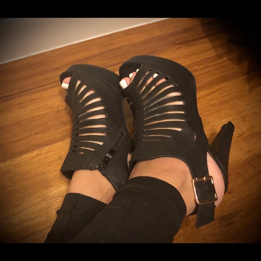 Size 8 black platform shoes!